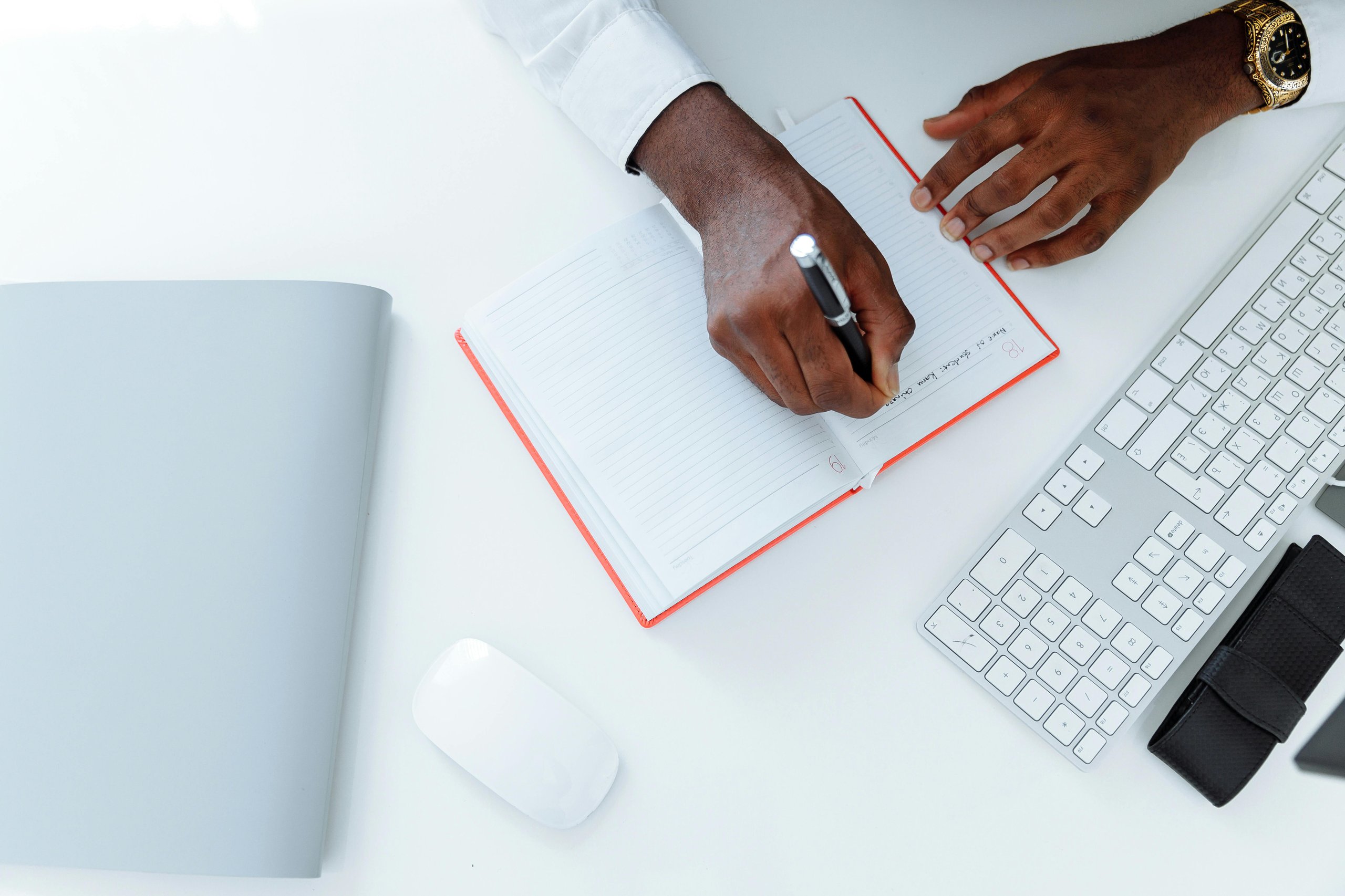 Certified accountant providing financial advice to a business owner in Dubai