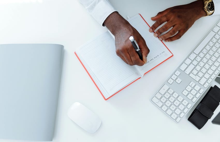 Certified accountant providing financial advice to a business owner in Dubai